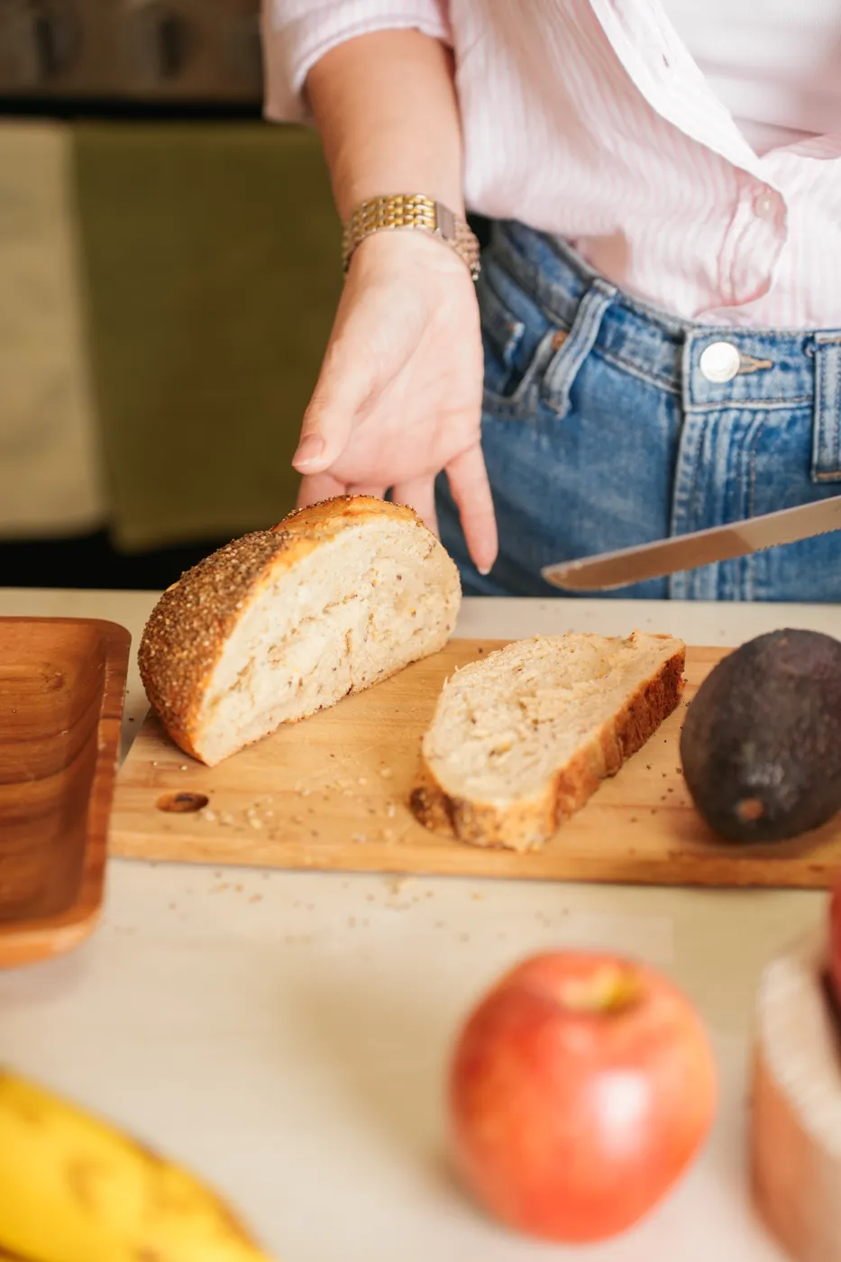 Pan integral recién cortado sobre una tabla